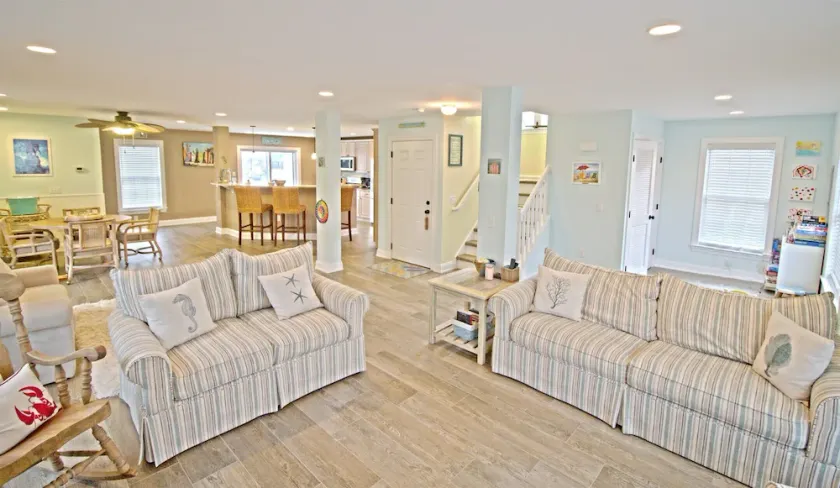 LARGE BEACH HOUSE SLEEPS 10, 4 BLOCKS FROM THE BEACH & WALKING DISTANCE TO SHOPS - Image 1