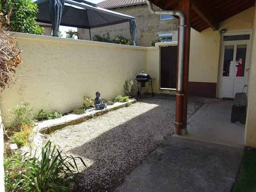 Maison 2 chambres d'hotes avec grand jardin dans un village  en pierre au calme. - Image 1
