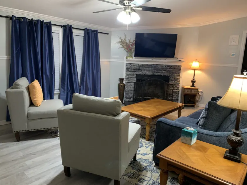 Scenic Mountain Views 4 Bedrooms 2 Bath Home - Image 1
