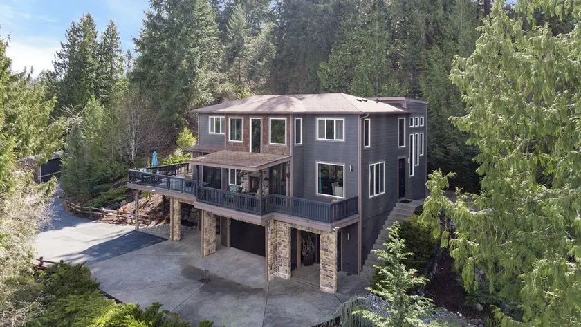 Private custom entertaining home on the hill w view of valley & river - Image 1
