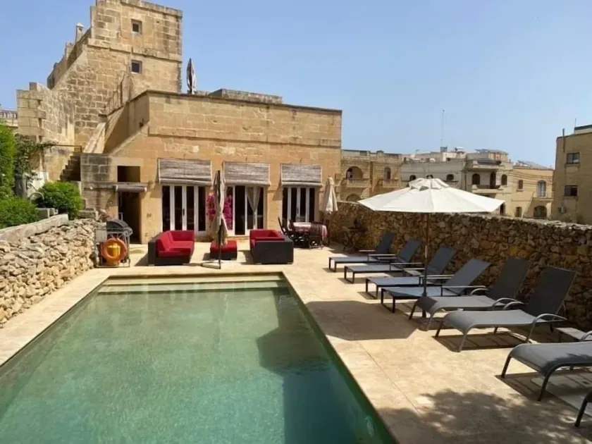 Espaçosa, bela vila, amplo jardim e piscina, casa longe de casa - Image 1