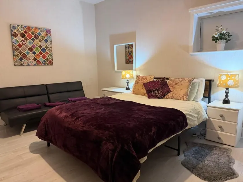 Family - Parking - Garden- WiFi - Sleeps 4 - Image 1