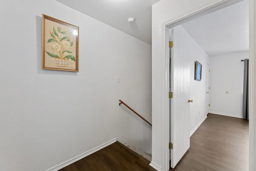 Cheerful 3-bedroom with fenced backyard. - Image 1