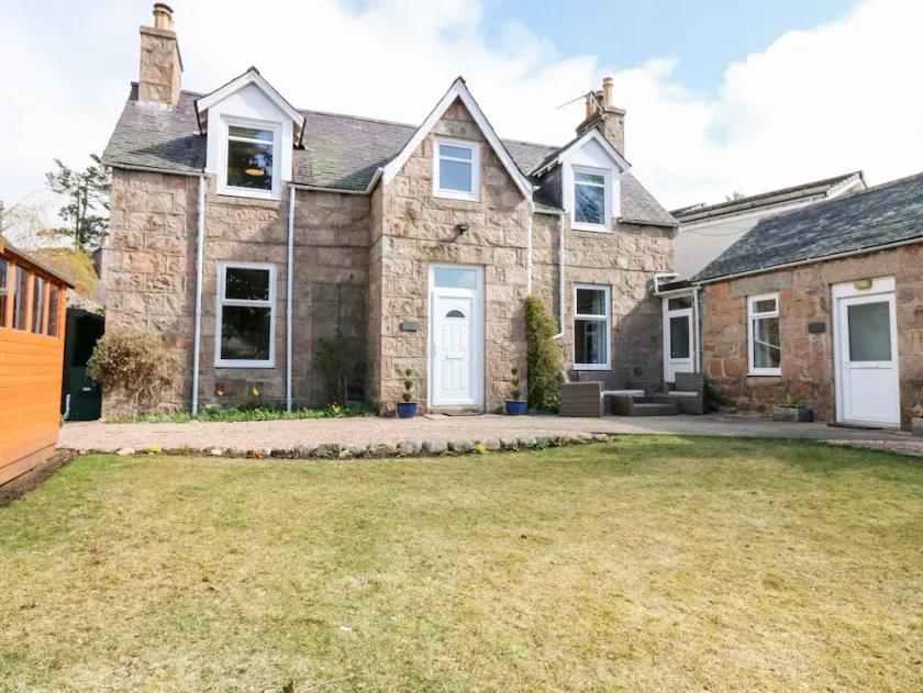 GAIRNLEA HOUSE, family friendly, with open fire in Ballater - Image 1