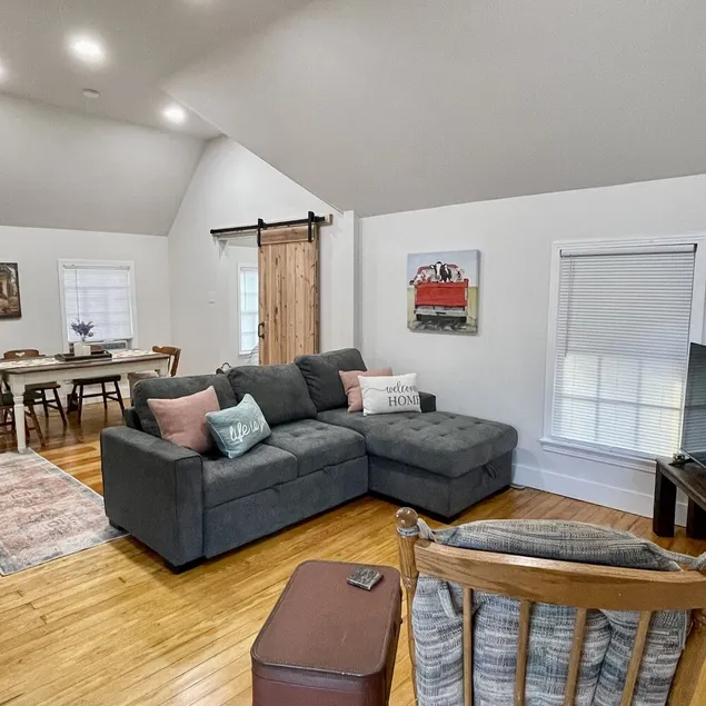 Cottage at Mason Park - Image 1