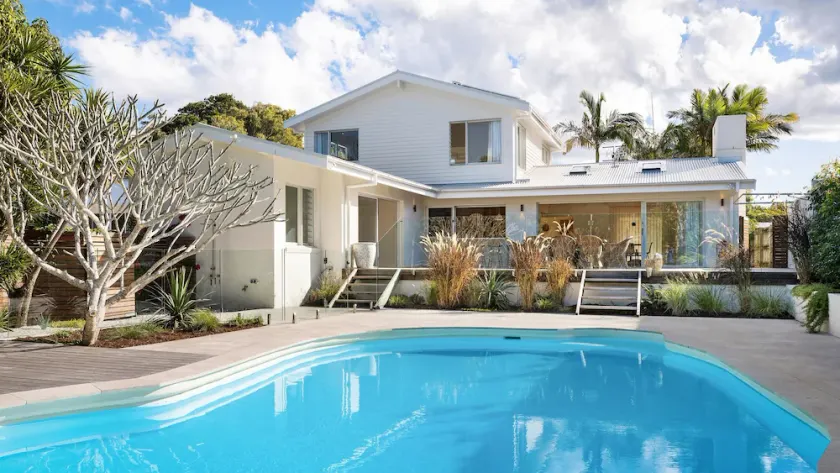 Kirra Beach House - relax in pool & sauna - Image 1