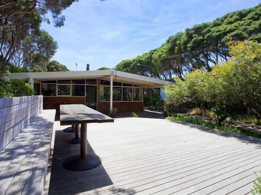 R&R at Point Roadknight - classic beach house 3 minute walk to beach - Image 1