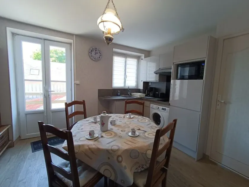 Cozy Getaway in Bazoches-Les-Gallerandes - 2BR, Full Kitchen, TV, Shared Courtyard - Image 1