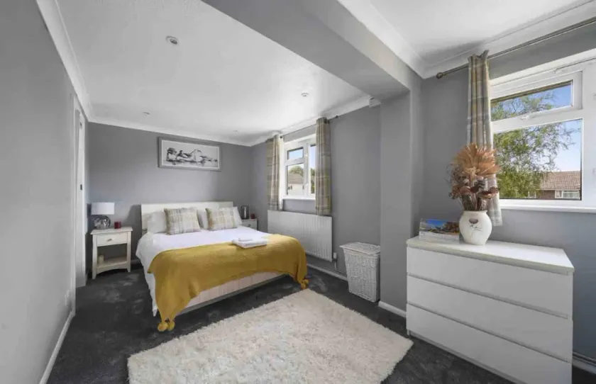 Tranquil Aylesford Retreat With 5 Bedrooms - Image 1