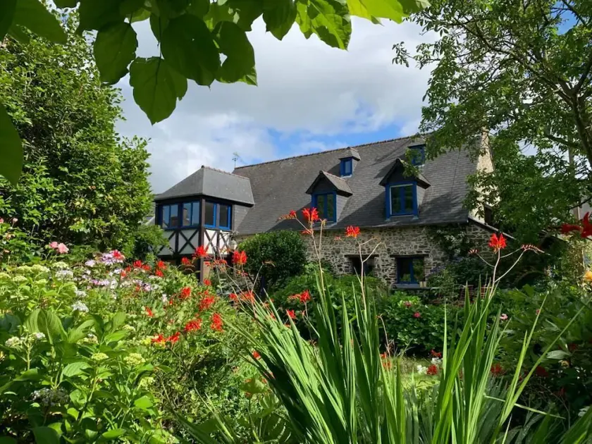 Large stone house in a green setting - Image 1