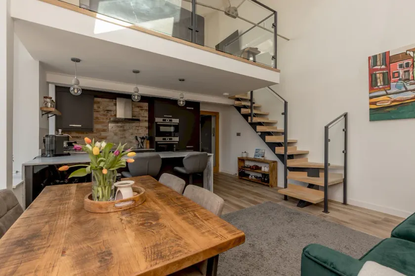 Pass the Keys Stunning 3 Bed Loft Style Apt with Free Parking - Image 1