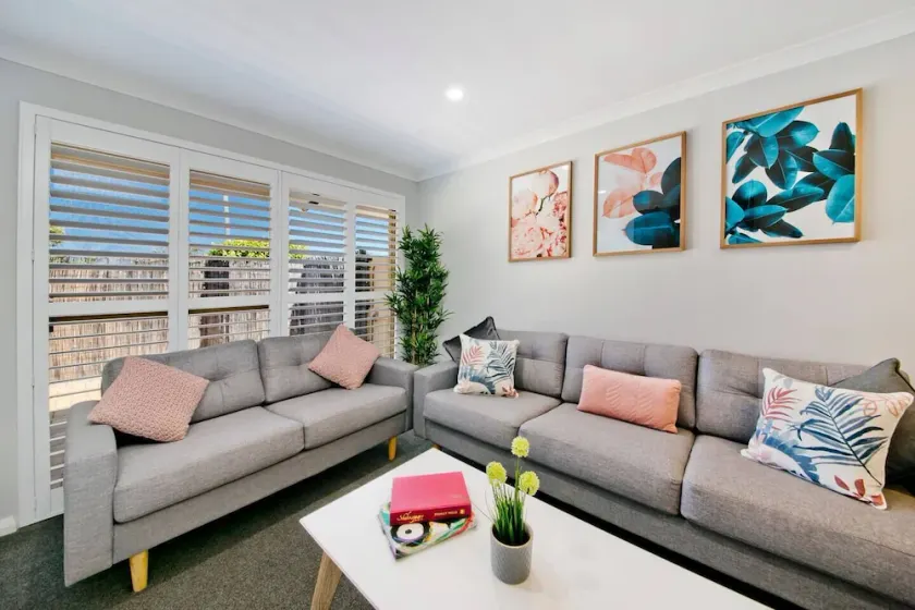 Stylish 3 BR 1 min to Cafes/Restaurants/Park - Image 1
