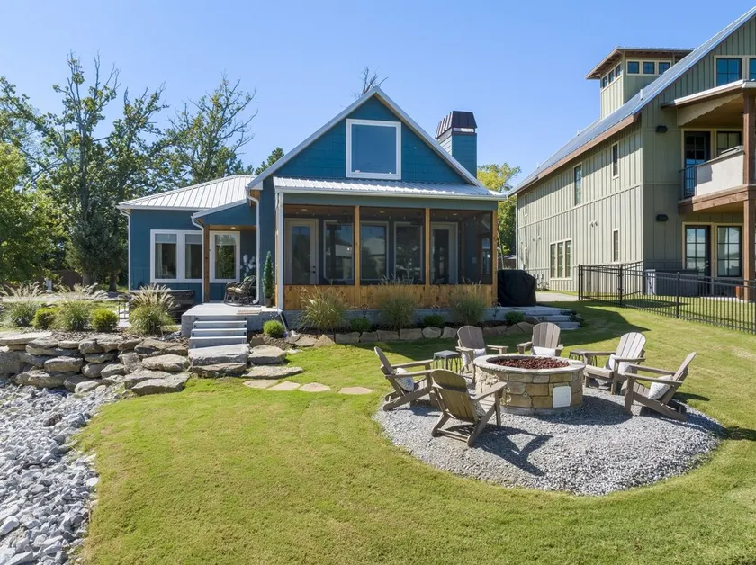 Lakeside Retreat, hot tub & Com Pool, Boat Slip Available - Image 1
