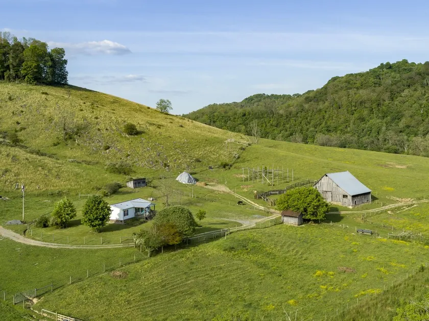 Riverfront Cattle Farm Home in the Mountains - Image 1