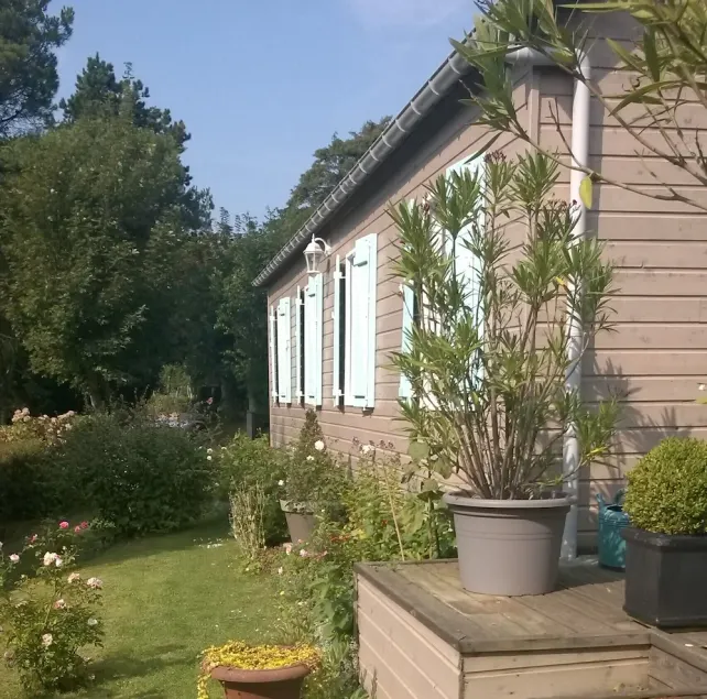 Charmerende sommerhus 200 meter fra stranden, i smuk skovklædt ejendom - Image 1