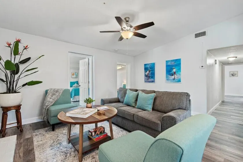 ★ cute 🏠! heated salt water pool! 6 miles to Madeira Beach ★ - Image 1