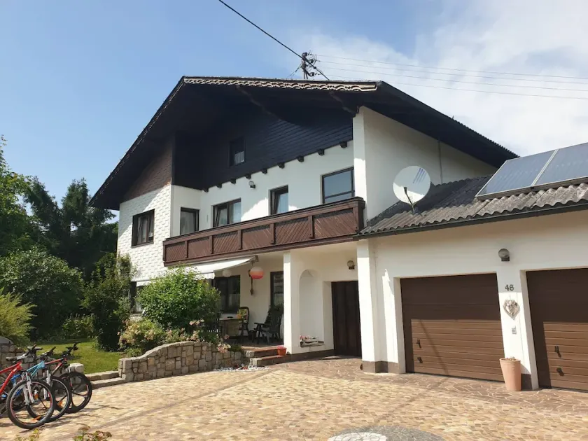 Este apartamento está situado en los Alpes, junto a las pistas de esquí y los lagos de montaña. - Image 1