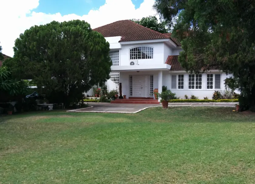 Spacious Art-Deco  Guest House - Image 1