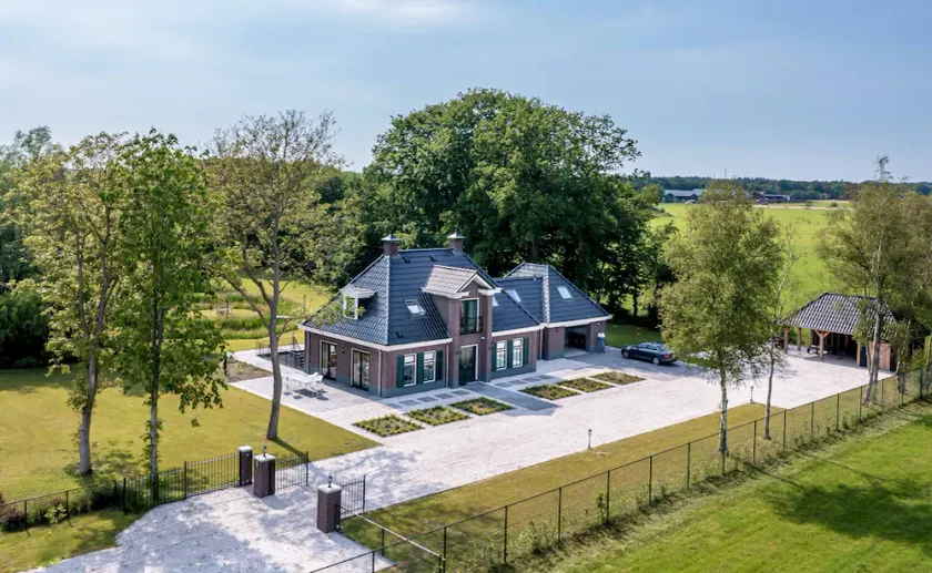 Countryside villa with spa, gym,  games room & large private garden - Image 1