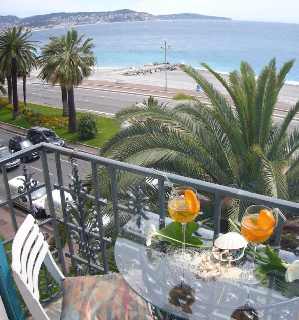 Apartment seafront on the 'Promenade des Anglais' with garage - Image 1