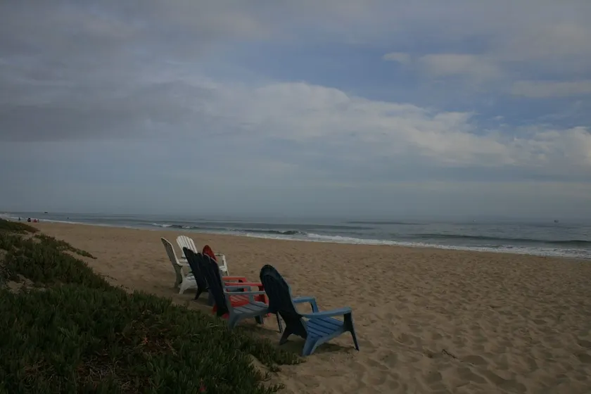 À quelques pas de regarder les couchers de soleil dans le sable - Image 1