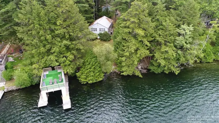 Waterfront home sleeping 10 located on Cummings Cove on Lake Winnipesaukee - Image 1