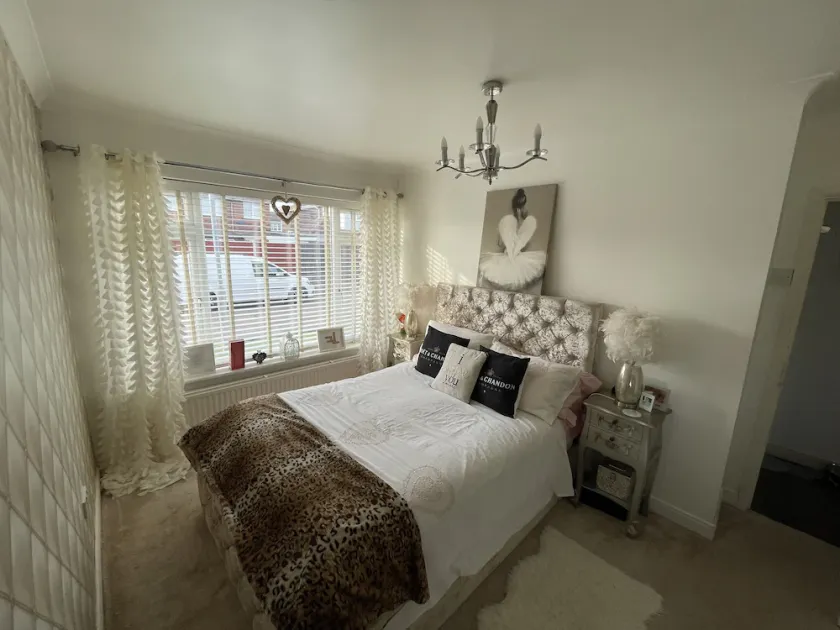 Beautiful 2-Bed Bungalow in Canvey Island - Image 1
