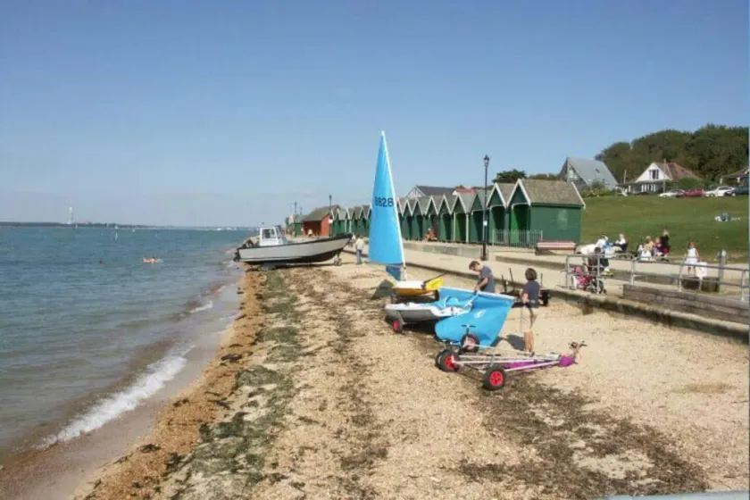 Isle 2-Bed Retreat- Sleeps 4 Garden & Games Room - Image 1