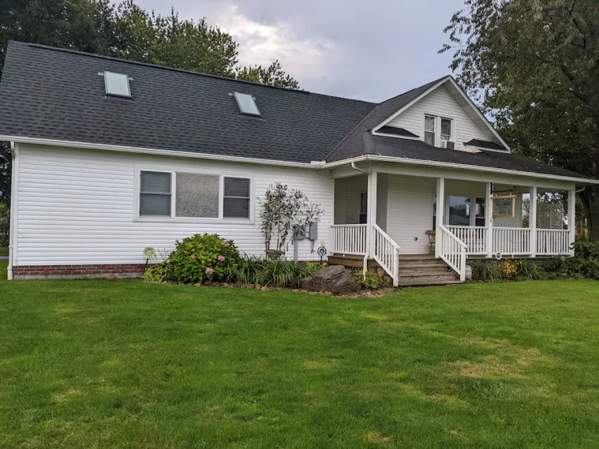 Country Home Close to City Conveniences - Image 1