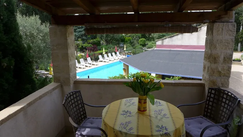 2 Schlafzimmer / 2 Badezimmer Ferienhaus mit Blick auf den Pool und den Garten - Image 1