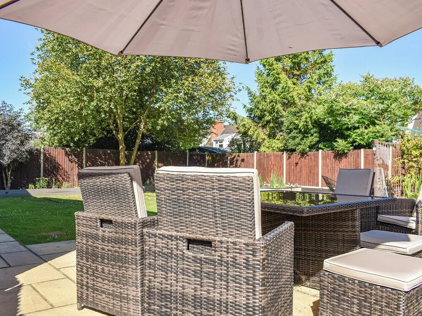 4 bedroom accommodation in Evesham - Image 1
