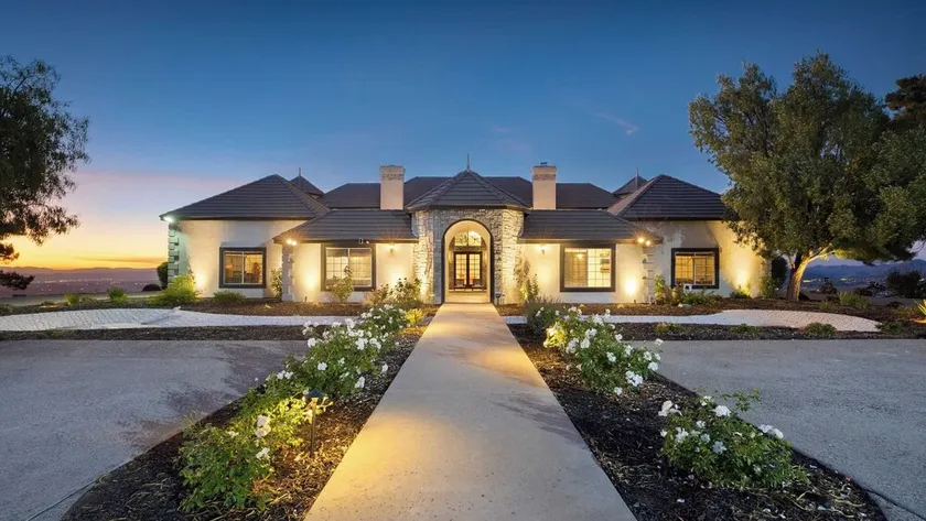 Hilltop Estate w/ Tennis Court, Pool, Sauna, Game Room, Theater, Panoramic Views Via de Oro Estate by Avantstay - Image 1