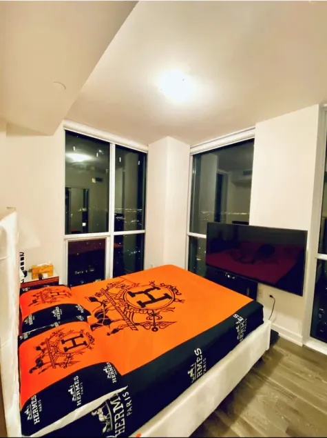 50th Floor Luxury Yorkville Condo w Free Parking - Image 1