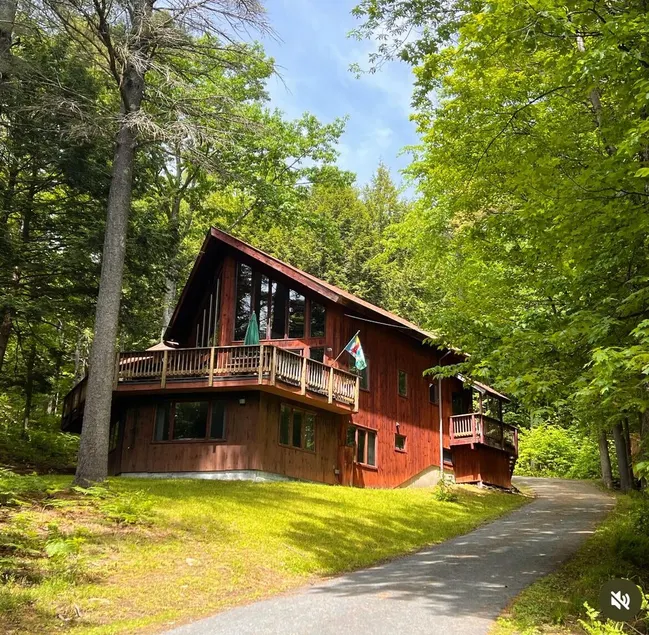 6-Bedroom Peaceful and Private Retreat in Scenic Quechee, Vermont - Image 1