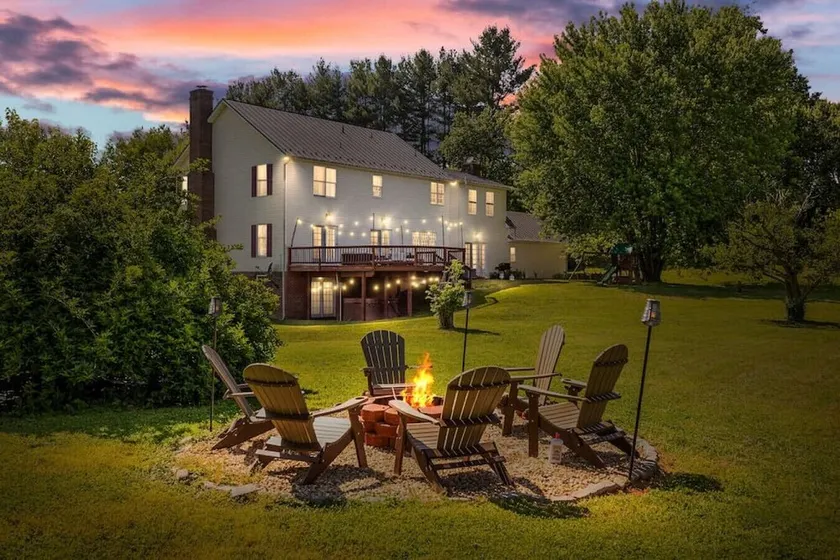 Hot Tub - Home Gym - Fire Pit - Game Room - Private Footpath to Winery - Image 1