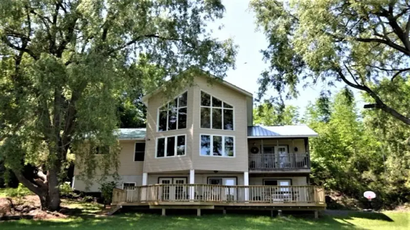 Premiere Kingsford Lake Cottage - Image 1