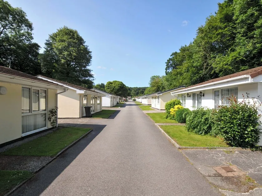 4 Rosecraddoc Lodge Holiday Bungalows - Image 1