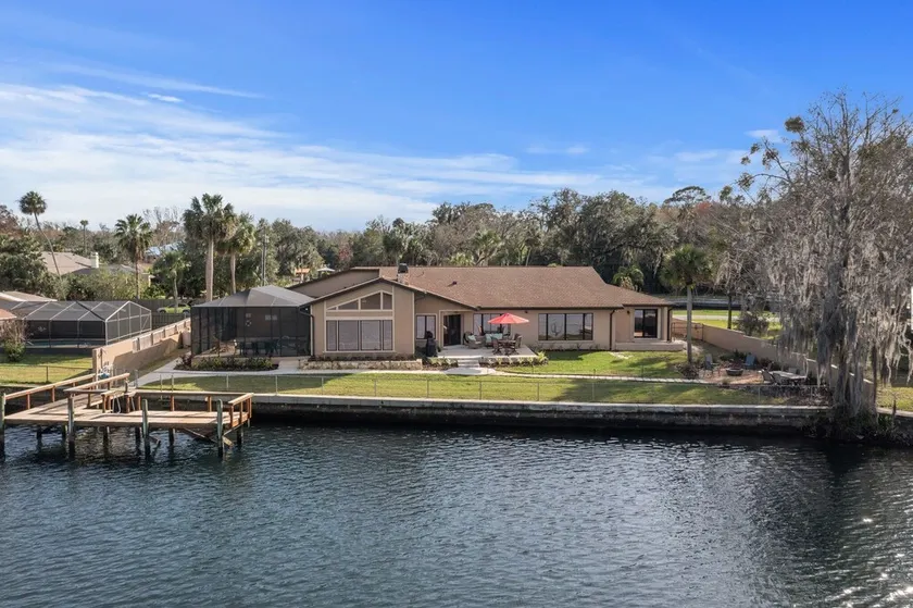 Springs Waterfront, kayaks and pool, room for the whole fam + friends - Image 1