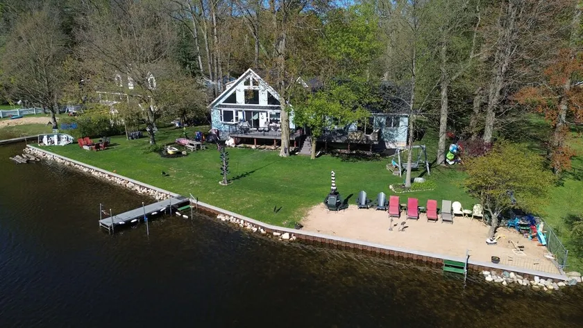  Large Lakehouse w Private Beach~Hot Tub~Tiki Hut~Game Rm~Gym~Mini-Golf~Dogs OK! - Image 1