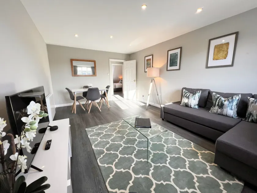 Beautiful city centre apartment with private parking - Image 1