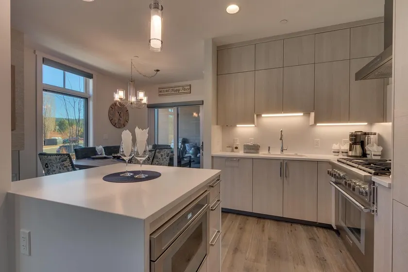 Luxurious 1183 sqft. 2 bed, 2 bath home seconds from the beach - Image 1