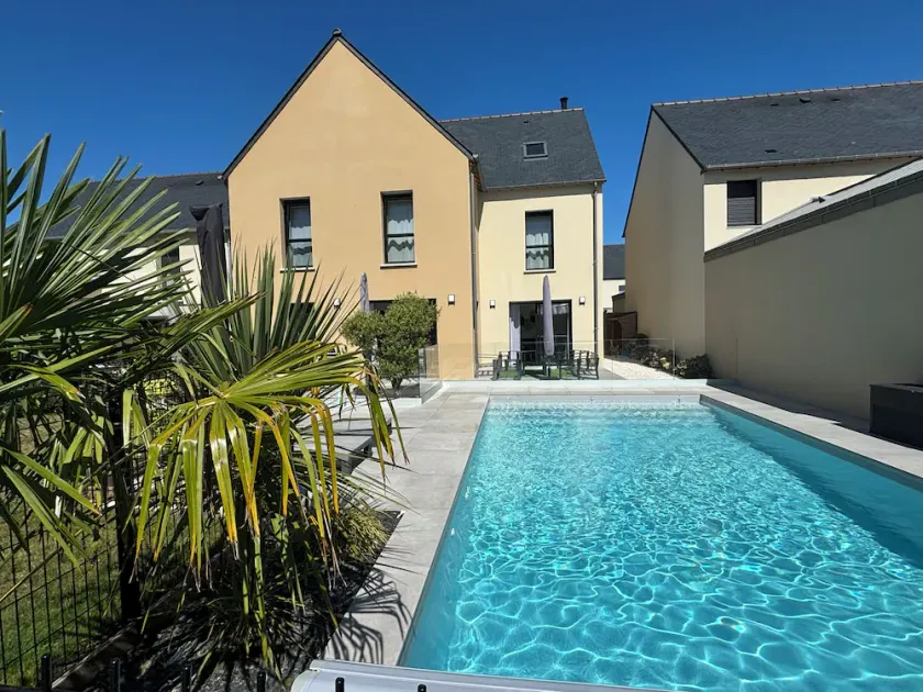 Two minutes from Dinard, beautiful seaside villa with heated pool. - Image 1