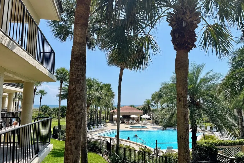 Profitez du soleil de la Floride dans ce spacieux condo en bord de piscine avec vue sur l'océan. - Image 1