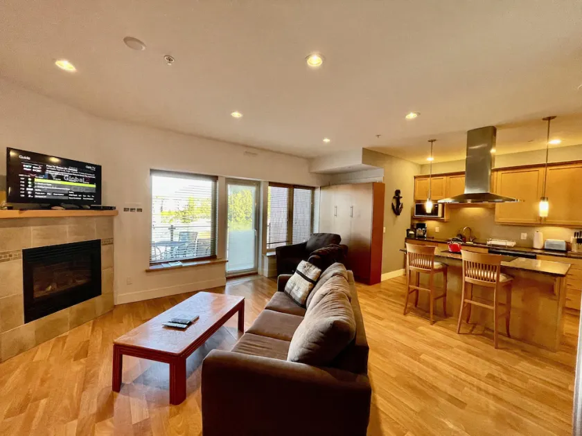 Condo riverain bien ��quipé situé au coeur d'Ucluelet avec une vue magnifique sur la marina! - Image 1