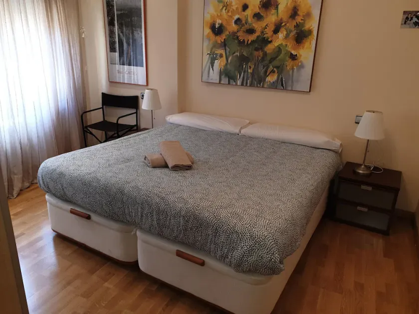 Spacious 3-Bedroom Apartment in Central Jaca with Parking and Modern Amenities - Image 1