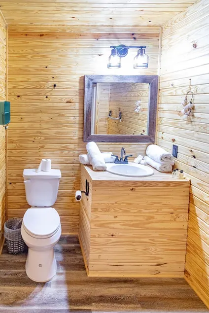 1bd rm, 1 bth, hotel style cabin w/ Mini fridge, micro, & tv, at Kick Back Ranch - Image 1
