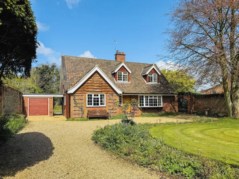 The perfect larger family sized home with vast, lush, enclosed garden. - Image 1