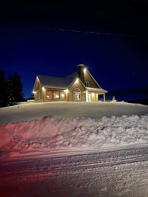 Les Montagnards, heated pool, game room, firepit/veranda,easy access to ski - Image 1