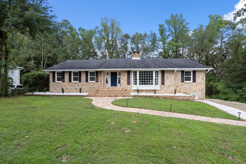 Airy 5br home w/pool, outdoor living, game room - Image 1