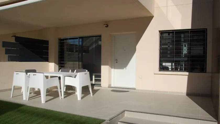 Moderne lejlighed 200 m fra havet med sydvendt terrasse og swimmingpool - Image 1